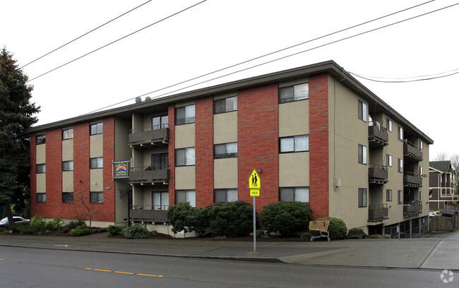 Eagle Court Apts – 2121 E Jefferson St.